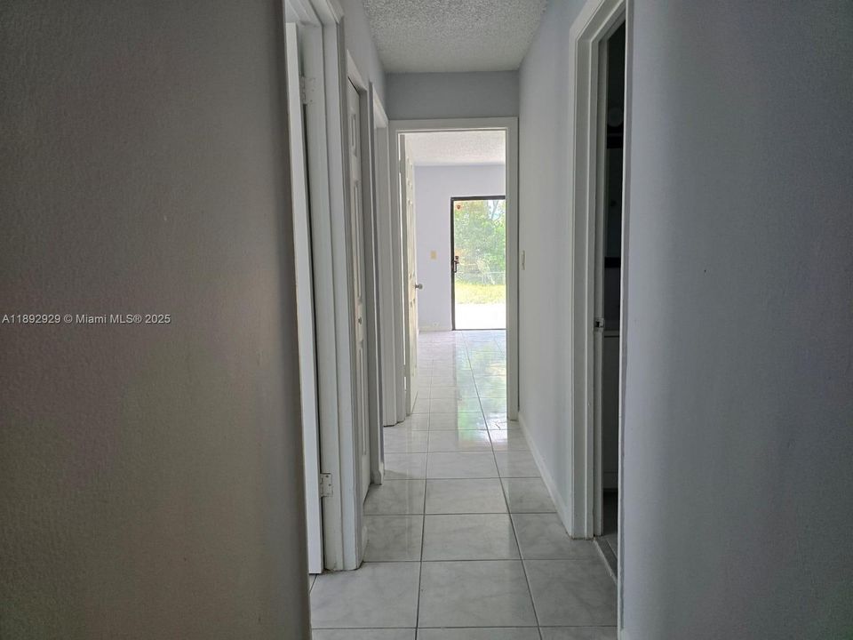 合同活跃: $3,400 (4 贝兹, 2 浴室, 1150 平方英尺)