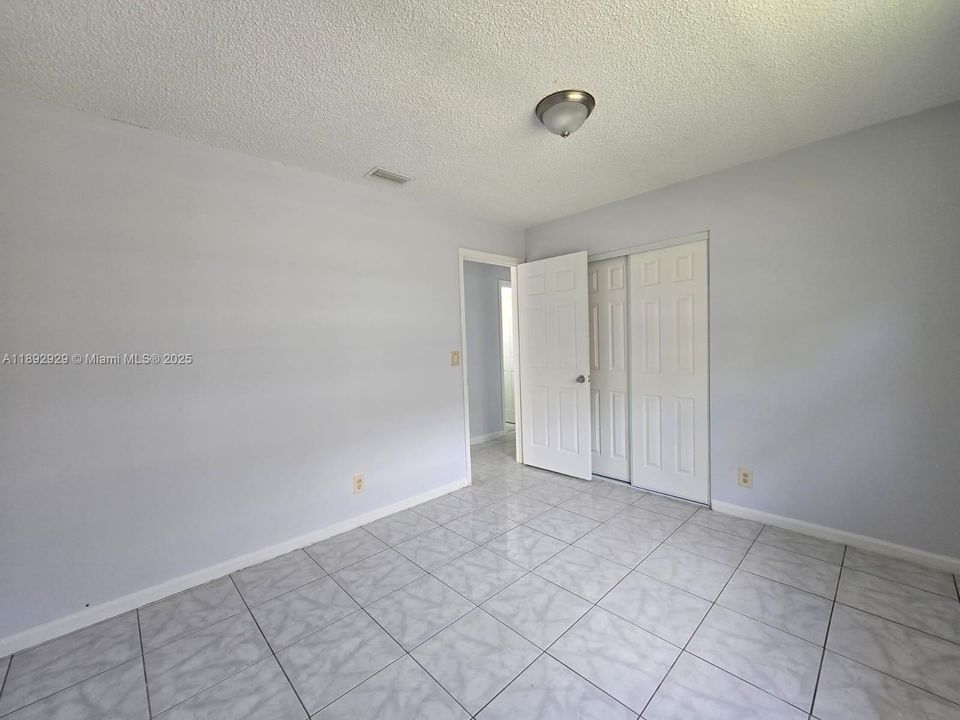 合同活跃: $3,400 (4 贝兹, 2 浴室, 1150 平方英尺)