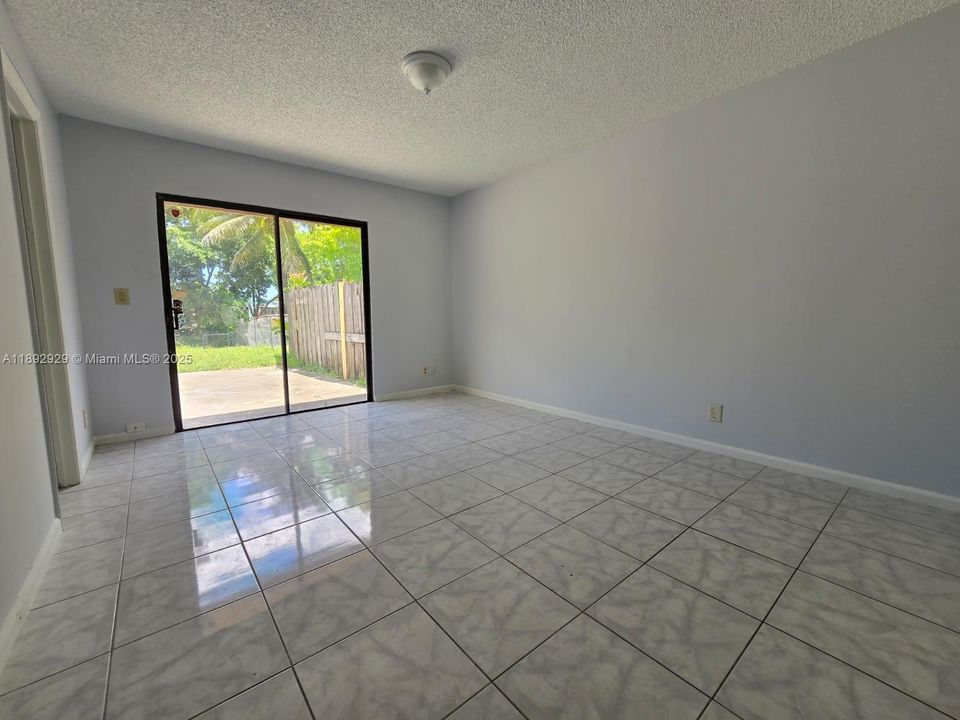 合同活跃: $3,400 (4 贝兹, 2 浴室, 1150 平方英尺)