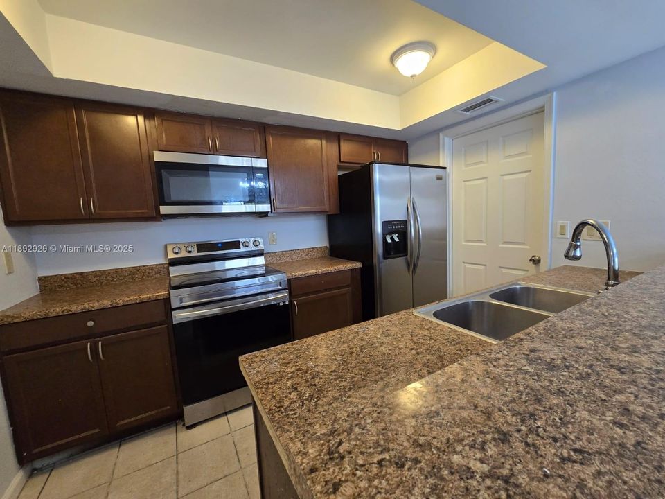 合同活跃: $3,400 (4 贝兹, 2 浴室, 1150 平方英尺)