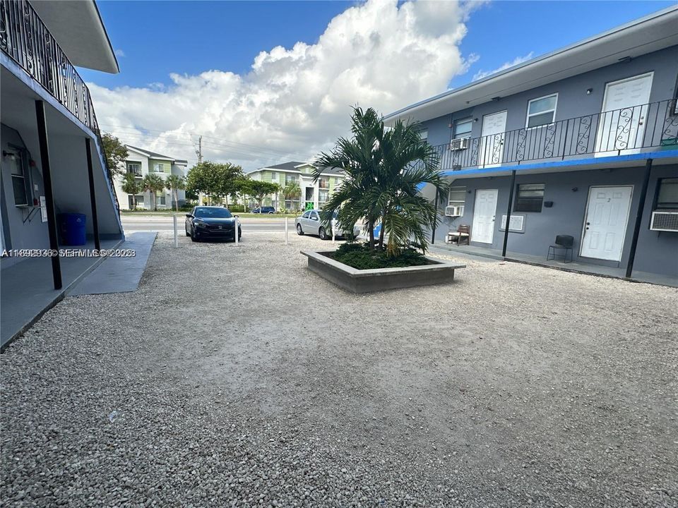 合同活跃: $1,300 (1 贝兹, 1 浴室, 423 平方英尺)