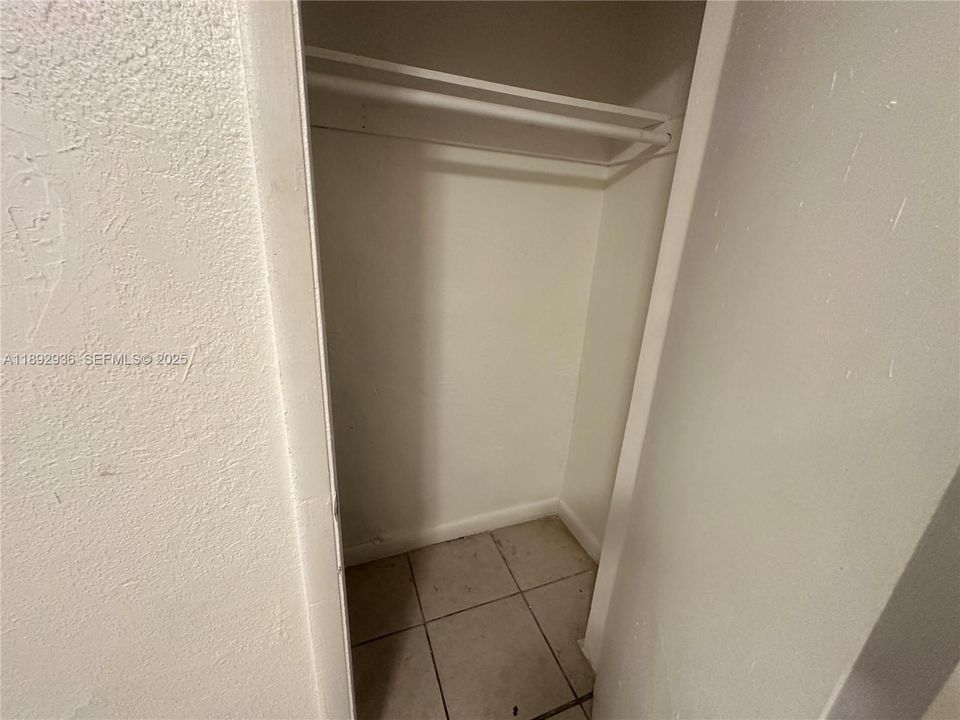 合同活跃: $1,300 (1 贝兹, 1 浴室, 423 平方英尺)