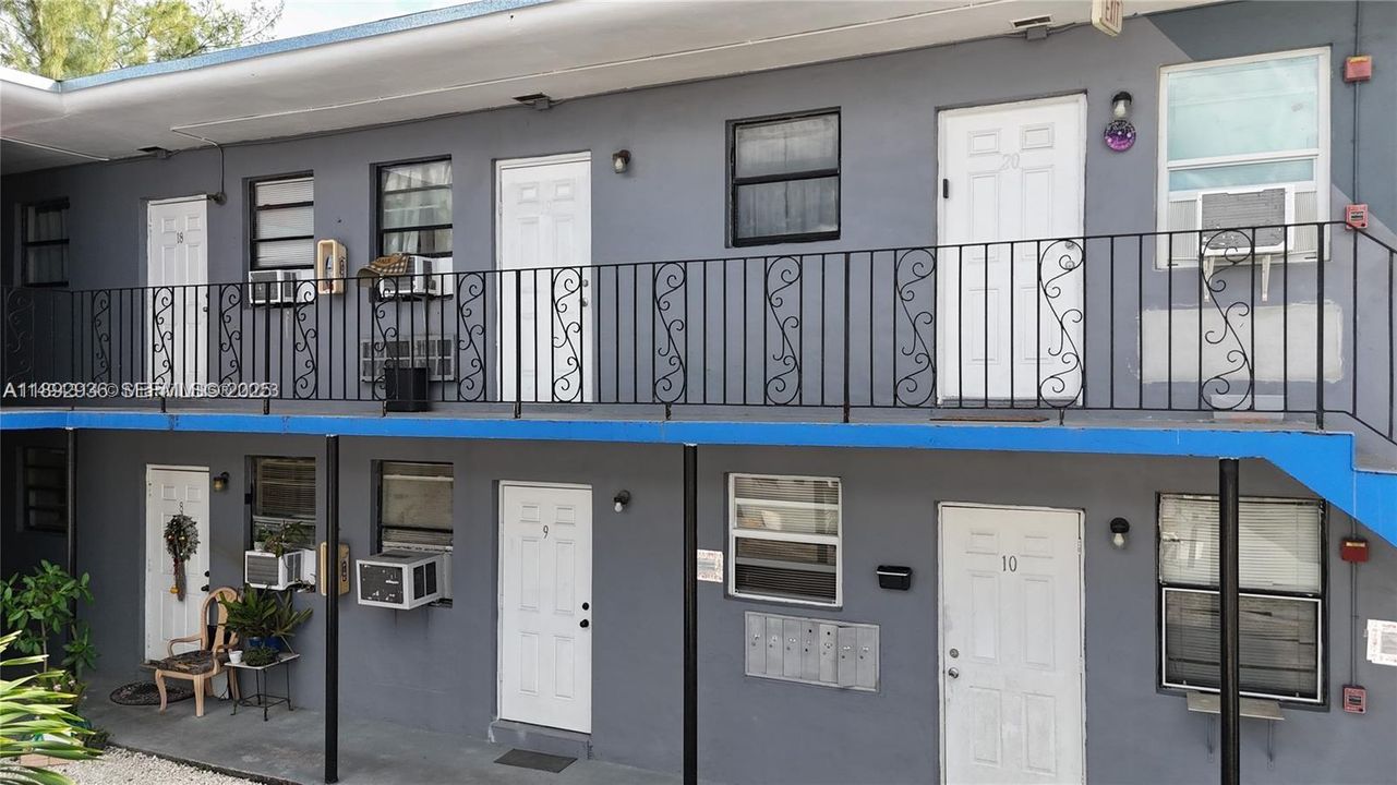 合同活跃: $1,300 (1 贝兹, 1 浴室, 423 平方英尺)