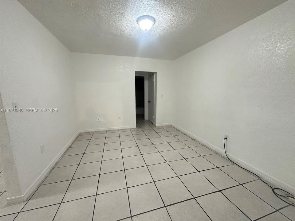 合同活跃: $1,300 (1 贝兹, 1 浴室, 423 平方英尺)