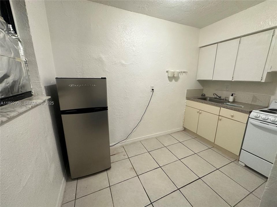 合同活跃: $1,300 (1 贝兹, 1 浴室, 423 平方英尺)