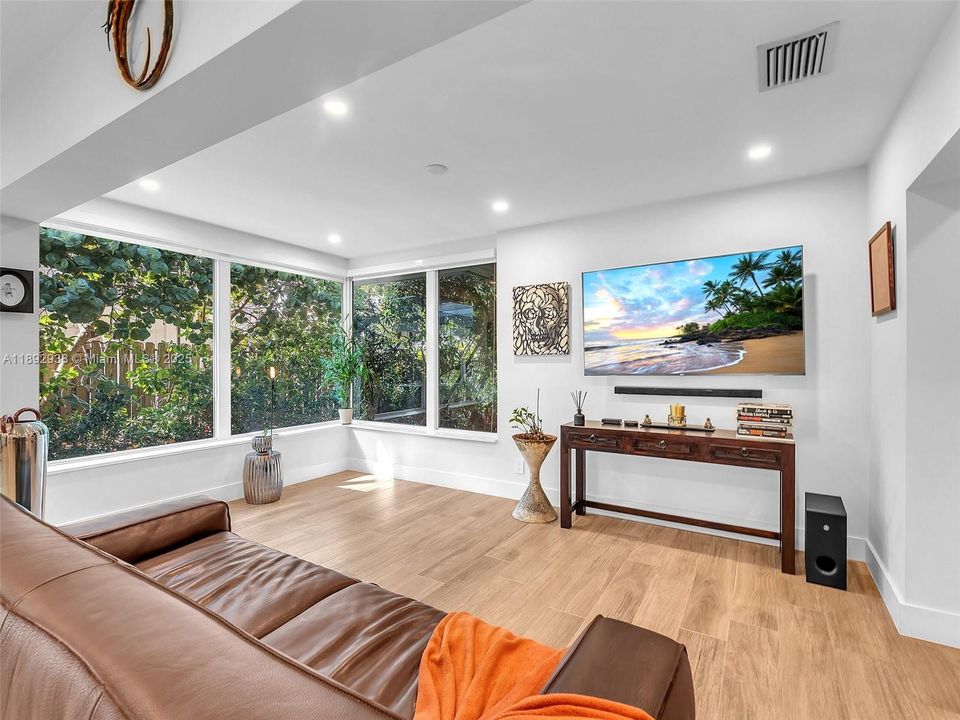 Recently Sold: $1,190,000 (4 beds, 3 baths, 1492 Square Feet)