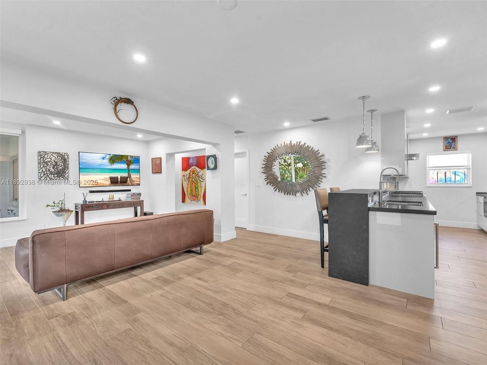 Recently Sold: $1,190,000 (4 beds, 3 baths, 1492 Square Feet)