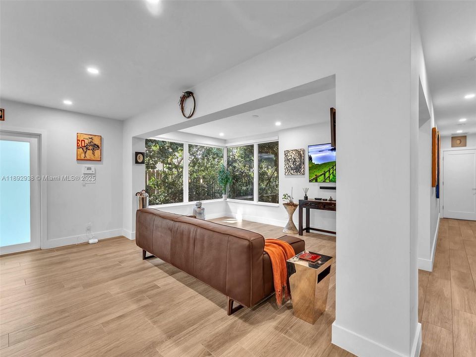 Recently Sold: $1,190,000 (4 beds, 3 baths, 1492 Square Feet)