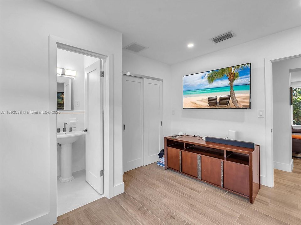 Recently Sold: $1,190,000 (4 beds, 3 baths, 1492 Square Feet)