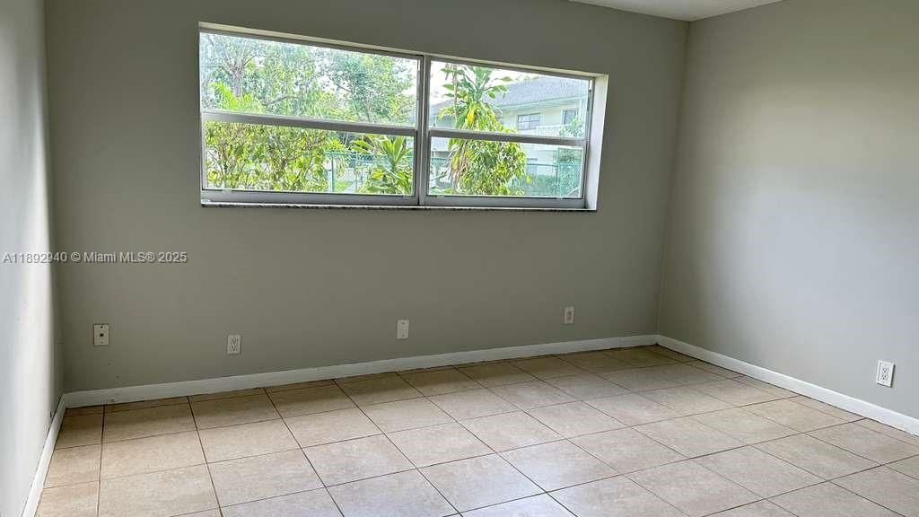 For Rent: $1,700 (2 beds, 1 baths, 828 Square Feet)