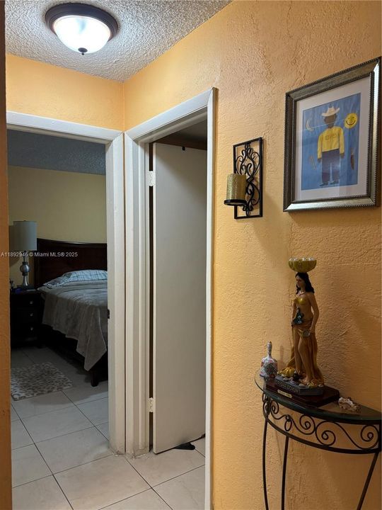 待售: $235,000 (2 贝兹, 1 浴室, 1060 平方英尺)