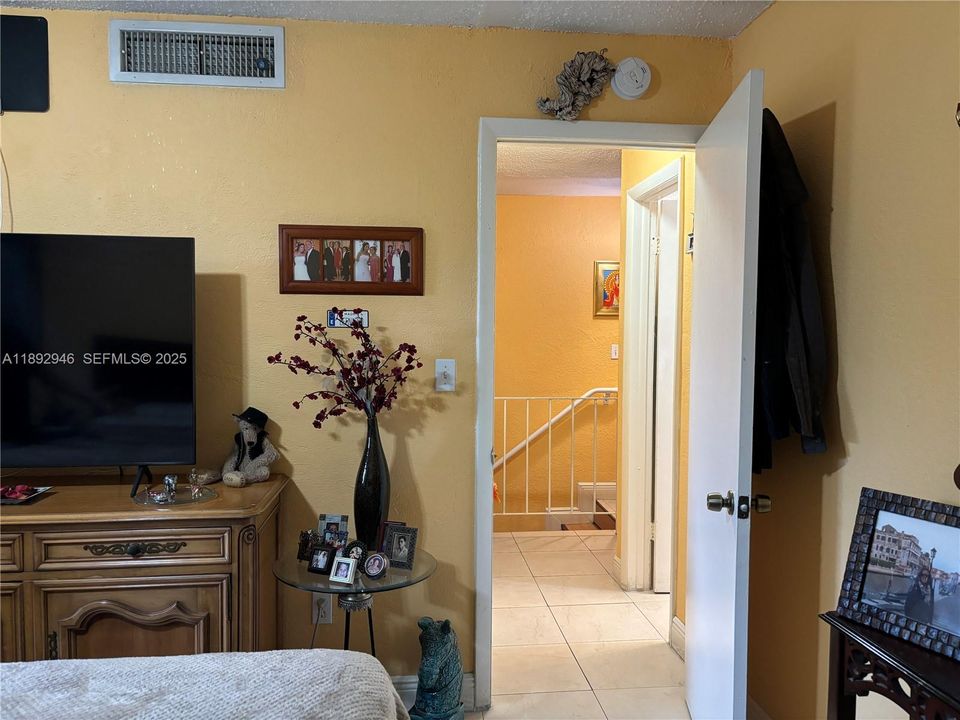 待售: $235,000 (2 贝兹, 1 浴室, 1060 平方英尺)