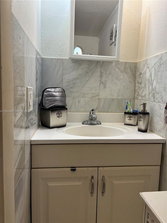 待售: $235,000 (2 贝兹, 1 浴室, 1060 平方英尺)