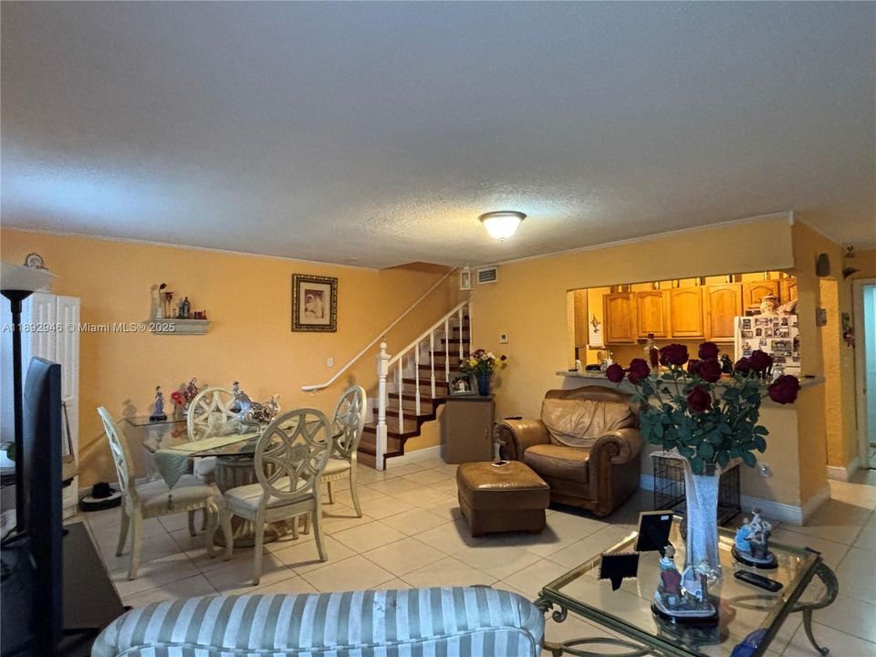 待售: $235,000 (2 贝兹, 1 浴室, 1060 平方英尺)