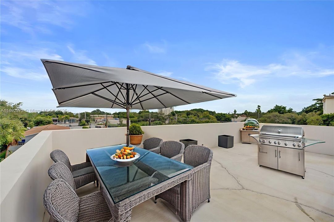 GORGEOUS EXCLUSIVE MASSIVE ROOFTOP TO ENJOY SUNRISE & SUNSETS. PERFECT FOR ENTERTAINING!