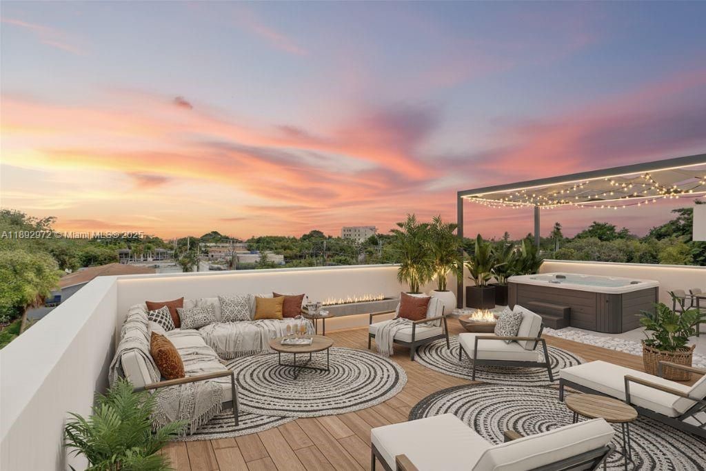 GORGEOUS EXCLUSIVE MASSIVE ROOFTOP TO ENJOY SUNRISE & SUNSETS. PERFECT FOR ENTERTAINING!