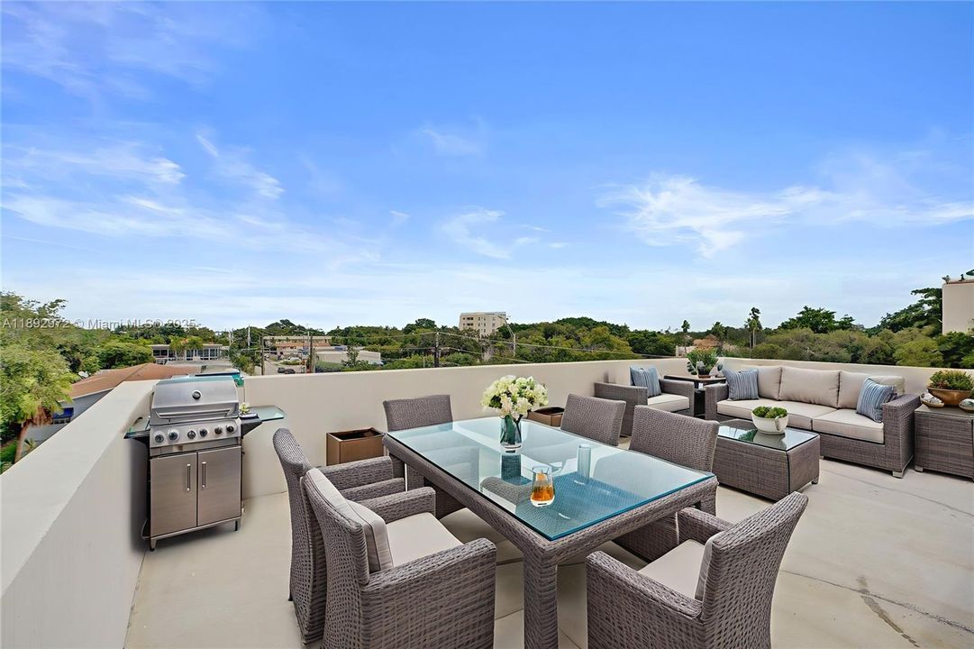 GORGEOUS EXCLUSIVE MASSIVE ROOFTOP TO ENJOY SUNRISE & SUNSETS. PERFECT FOR ENTERTAINING!