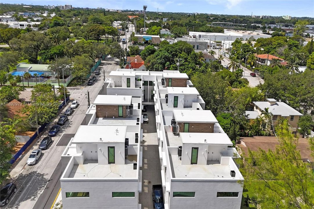 JUST A SHORT FEW BLOCKS WALK TO BISCAYNE BAY! 15 MINUTES TO THE BEACH!!