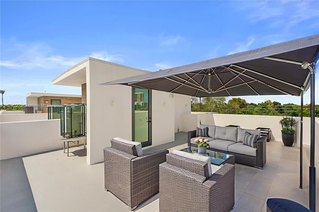 GORGEOUS EXCLUSIVE MASSIVE ROOFTOP TO ENJOY SUNRISE & SUNSETS. PERFECT FOR ENTERTAINING!