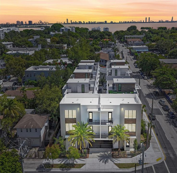 JUST A SHORT FEW BLOCKS WALK TO BISCAYNE BAY! 15 MINUTES TO THE BEACH!!