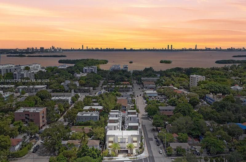 JUST A SHORT FEW BLOCKS WALK TO BISCAYNE BAY! 15 MINUTES TO THE BEACH!!