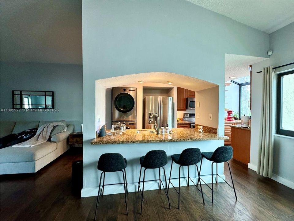 Active With Contract: $2,099 (1 beds, 1 baths, 832 Square Feet)