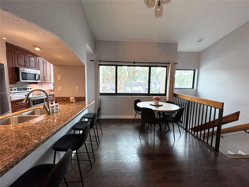 Active With Contract: $2,099 (1 beds, 1 baths, 832 Square Feet)