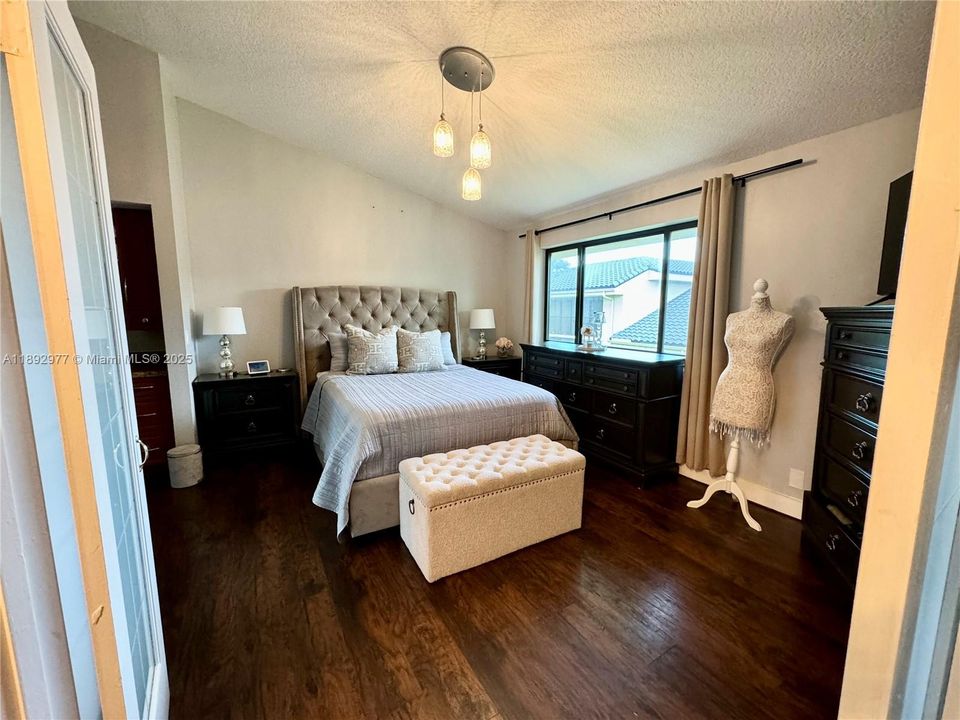 Active With Contract: $2,099 (1 beds, 1 baths, 832 Square Feet)