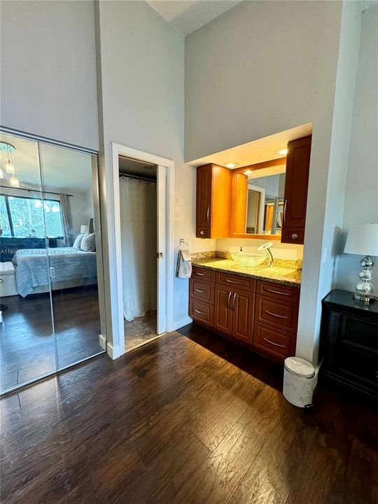 Active With Contract: $2,099 (1 beds, 1 baths, 832 Square Feet)