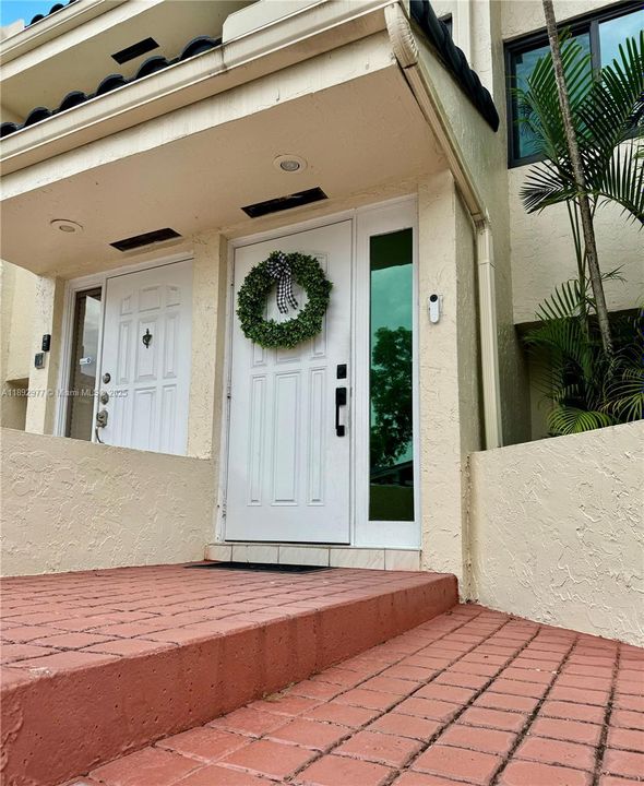 Active With Contract: $2,099 (1 beds, 1 baths, 832 Square Feet)