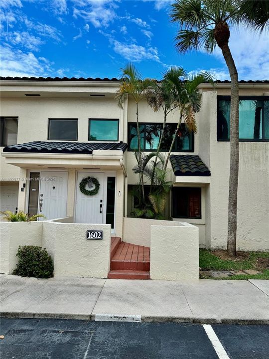 Active With Contract: $2,099 (1 beds, 1 baths, 832 Square Feet)