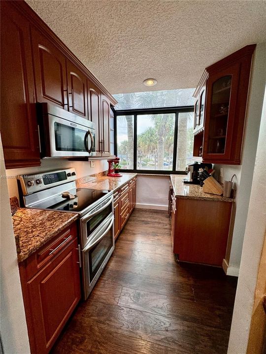 Active With Contract: $2,099 (1 beds, 1 baths, 832 Square Feet)