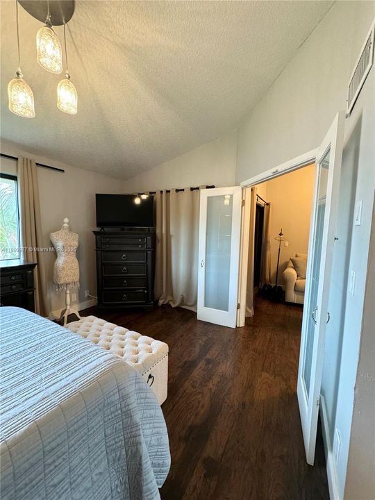 Active With Contract: $2,099 (1 beds, 1 baths, 832 Square Feet)