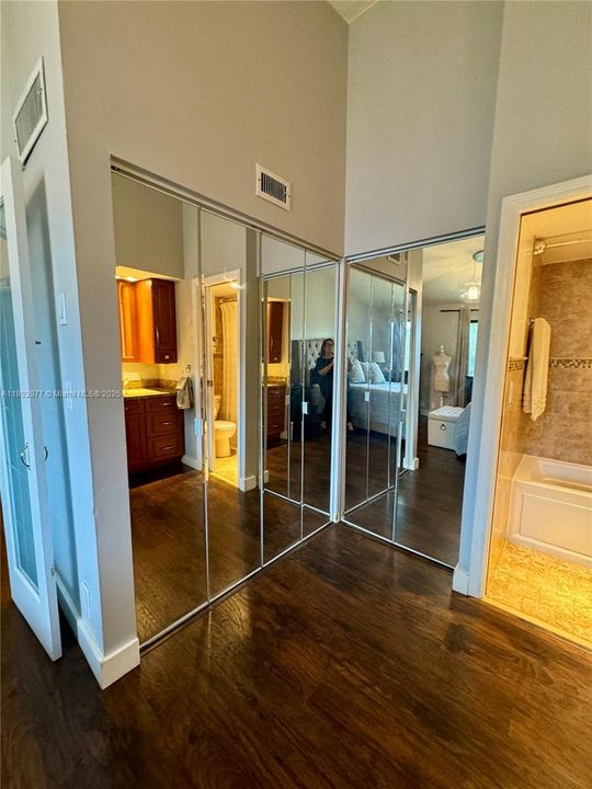 Active With Contract: $2,099 (1 beds, 1 baths, 832 Square Feet)