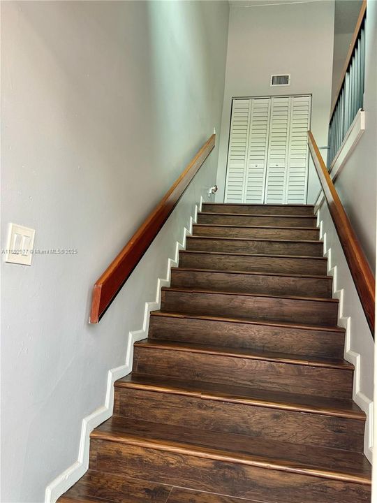 Active With Contract: $2,099 (1 beds, 1 baths, 832 Square Feet)