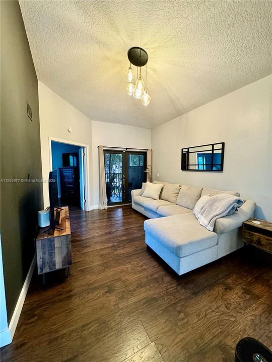 Active With Contract: $2,099 (1 beds, 1 baths, 832 Square Feet)