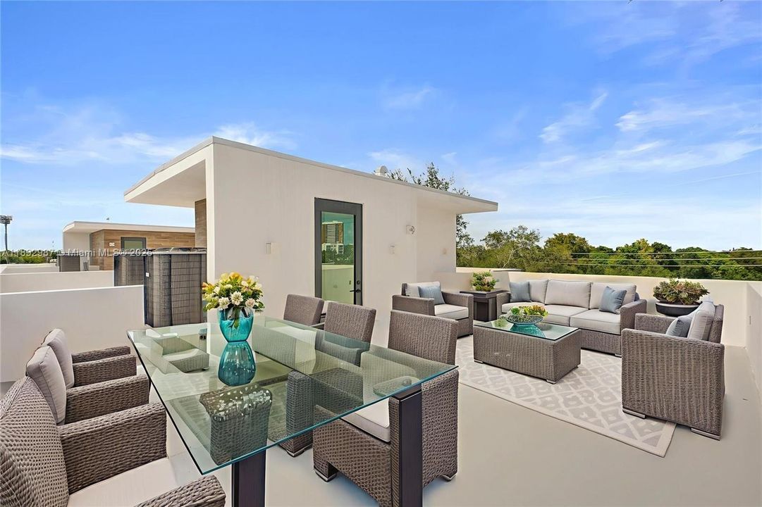 GORGEOUS EXCLUSIVE MASSIVE ROOFTOP TO ENJOY SUNRISE & SUNSETS. PERFECT FOR ENTERTAINING!