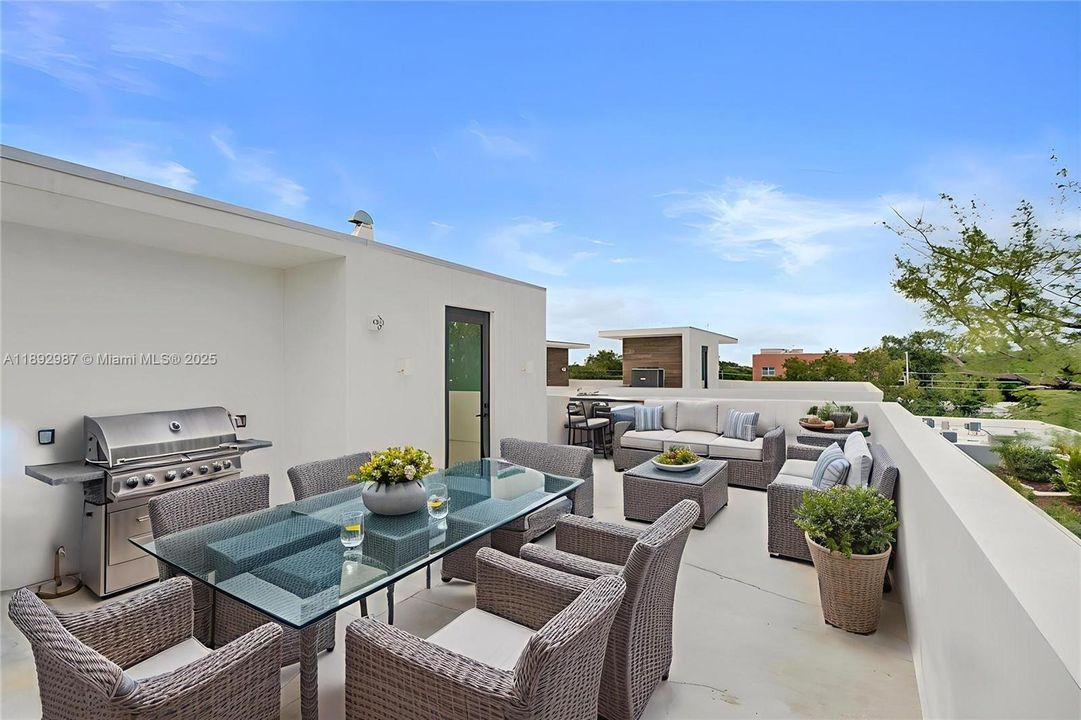 GORGEOUS EXCLUSIVE MASSIVE ROOFTOP TO ENJOY SUNRISE & SUNSETS. PERFECT FOR ENTERTAINING!