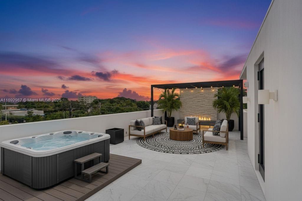 GORGEOUS EXCLUSIVE MASSIVE ROOFTOP TO ENJOY SUNRISE & SUNSETS. PERFECT FOR ENTERTAINING!