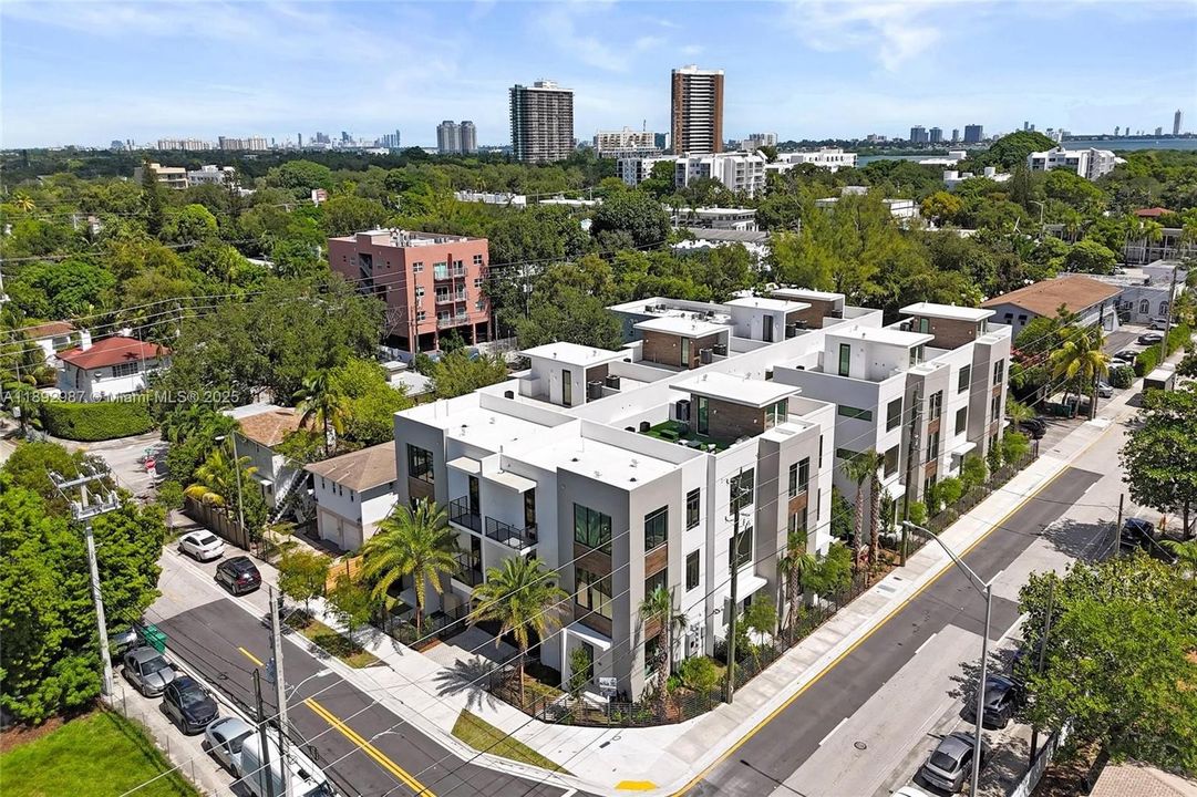 JUST A SHORT FEW BLOCKS WALK TO BISCAYNE BAY! 15 MINUTES TO THE BEACH!!