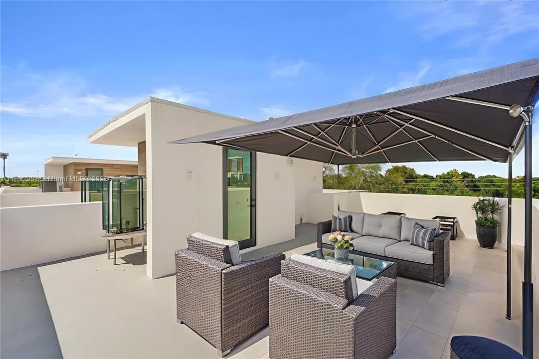 GORGEOUS EXCLUSIVE MASSIVE ROOFTOP TO ENJOY SUNRISE & SUNSETS. PERFECT FOR ENTERTAINING!