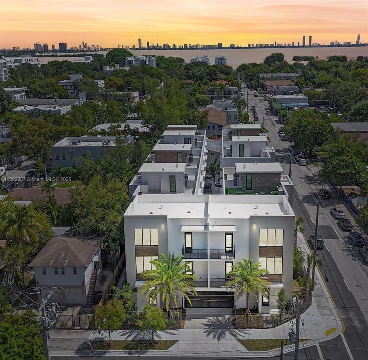 JUST A SHORT FEW BLOCKS WALK TO BISCAYNE BAY! 15 MINUTES TO THE BEACH!!