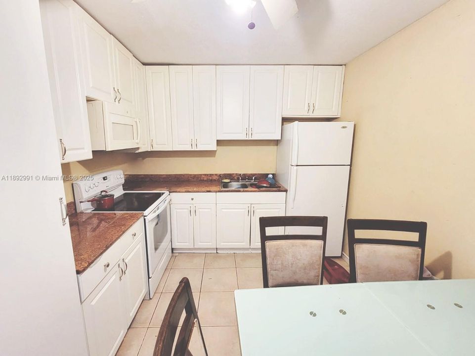 На продажу: $139,999 (2 спален, 1 ванн, 733 Квадратных фут)