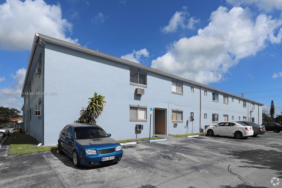 На продажу: $139,999 (2 спален, 1 ванн, 733 Квадратных фут)