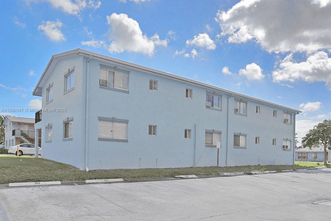 На продажу: $139,999 (2 спален, 1 ванн, 733 Квадратных фут)