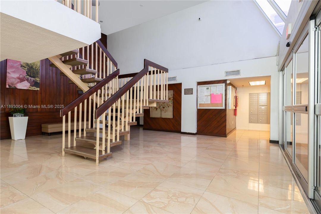 For Sale: $179,000 (1 beds, 1 baths, 928 Square Feet)