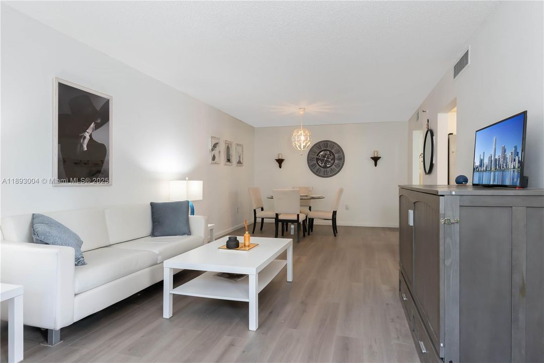 For Sale: $179,000 (1 beds, 1 baths, 928 Square Feet)