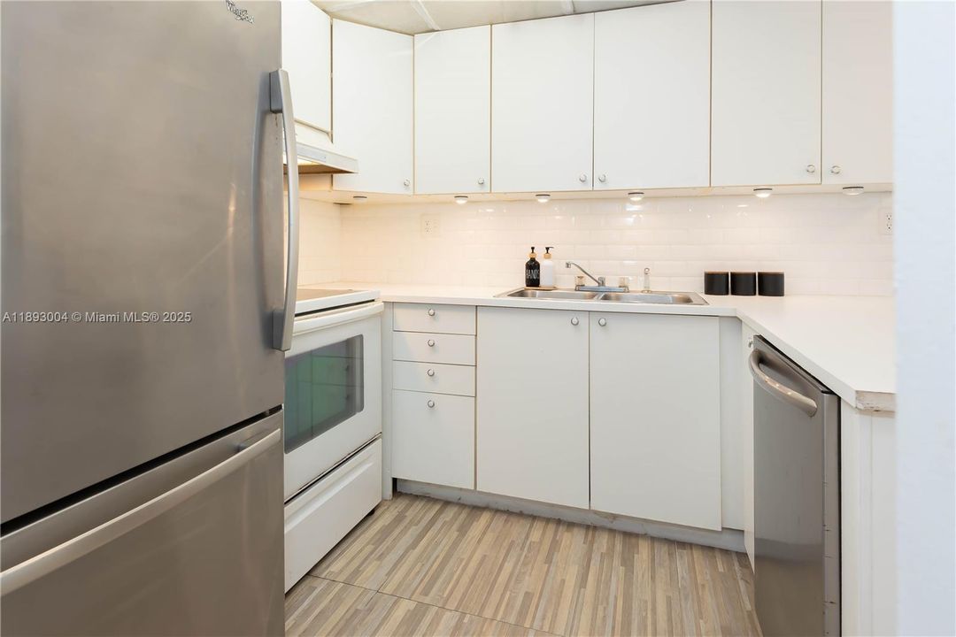 For Sale: $179,000 (1 beds, 1 baths, 928 Square Feet)