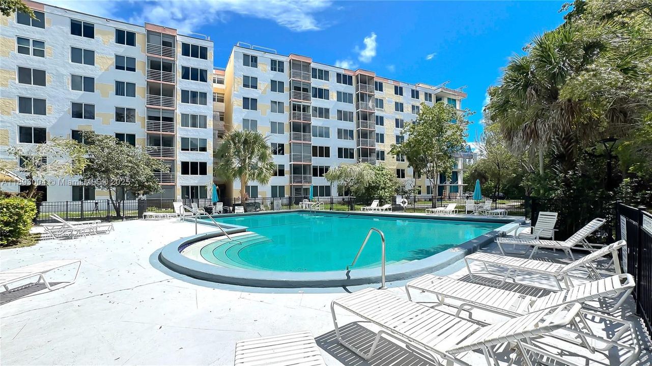 For Sale: $179,000 (1 beds, 1 baths, 928 Square Feet)