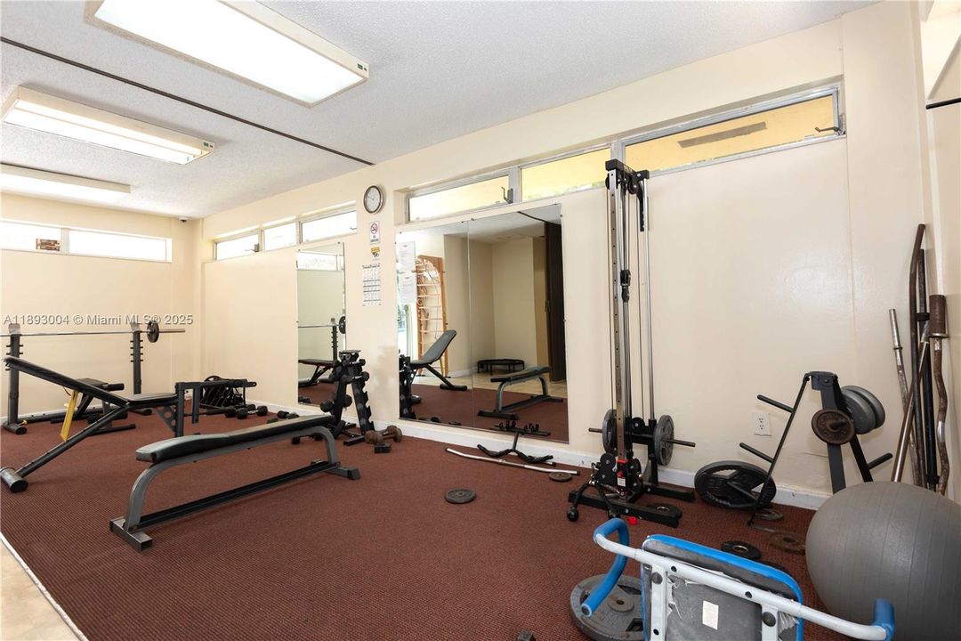 For Sale: $179,000 (1 beds, 1 baths, 928 Square Feet)